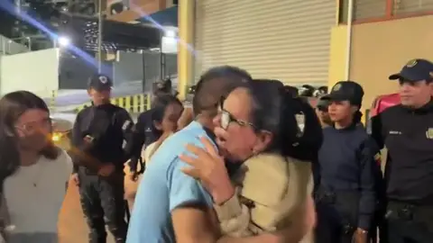 Gritos de "libertad" a las puertas de una cárcel en Venezuela tras la salida de al menos 12 presos políticos Gritos de "libertad" a las puertas de una cárcel en Venezuela tras la salida de al menos 12 presos políticos