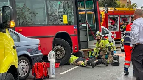 Imagen de archivo de un autobús en Granada Imagen de archivo de un autobús en Granada