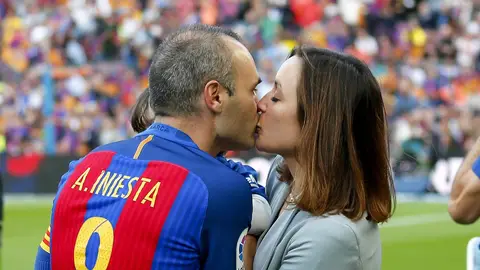 Andrés Iniesta y Anna Ortiz en un partido Andrés Iniesta y Anna Ortiz en un partido