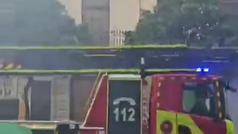 Rescatan a una persona de un incendio declarado en una vivienda en Valencia Rescatan a una persona de un incendio declarado en una vivienda en Valencia