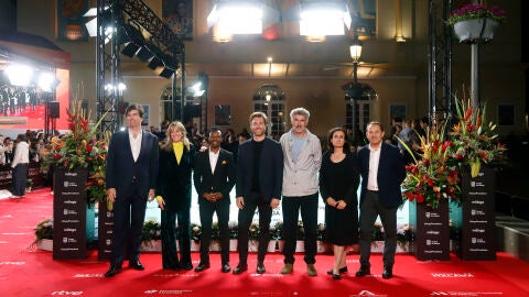 El equipo de Viaje al país de los blancos en la alfombra roja en el Festival de Málaga