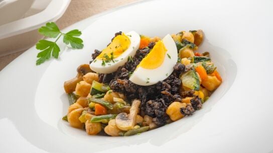 Garbanzos salteados con verduras y morcilla, de Joseba Argui&ntilde;ano