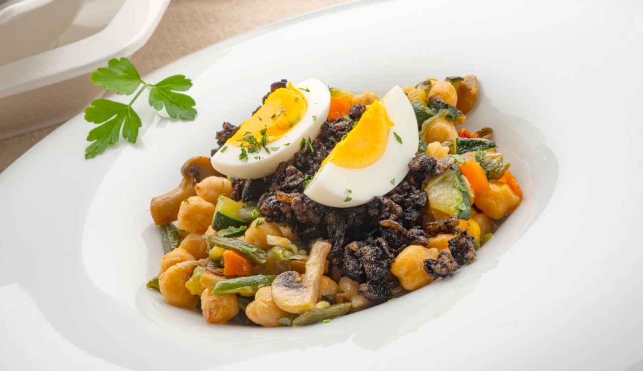 Garbanzos salteados con verduras y morcilla, de Joseba Arguiñano
