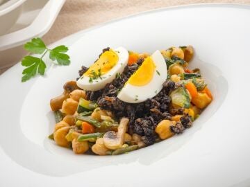 Garbanzos salteados con verduras y morcilla, de Joseba Argui&ntilde;ano