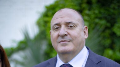 Descubre a Carlos, el personaje interpretado por Mariano Llorente: “Observa, escucha y está en la parte de atrás”