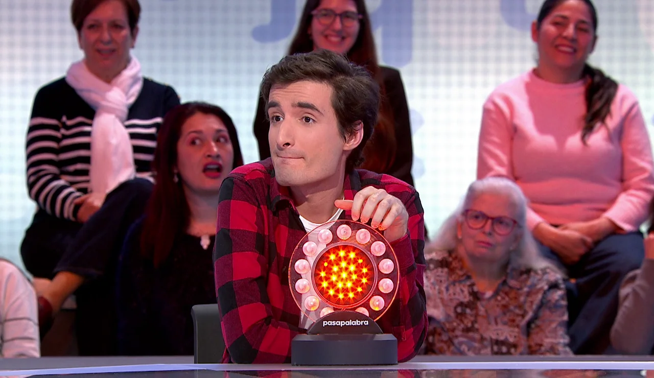 El piscinazo de Alejandro en La Pista: sitúa a las Spice Girls... ¡en el año 1964!