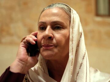 &ldquo;No vuelvas a llamar&rdquo;: Sadakat le quita el m&oacute;vil a su nieto para que no hable con Alya