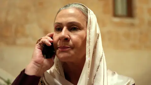 “No vuelvas a llamar”: Sadakat le quita el móvil a su nieto para que no hable con Alya “No vuelvas a llamar”: Sadakat le quita el móvil a su nieto para que no hable con Alya