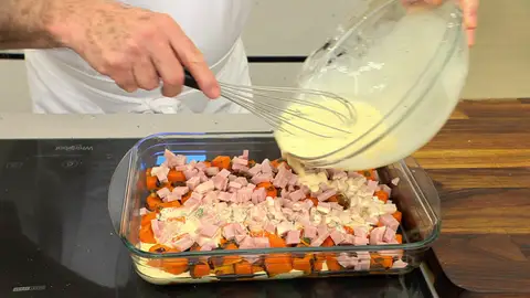 Cubre con la mezcla de huevo y nata y espolvorea con el queso Cubre con la mezcla de huevo y nata y espolvorea con el queso