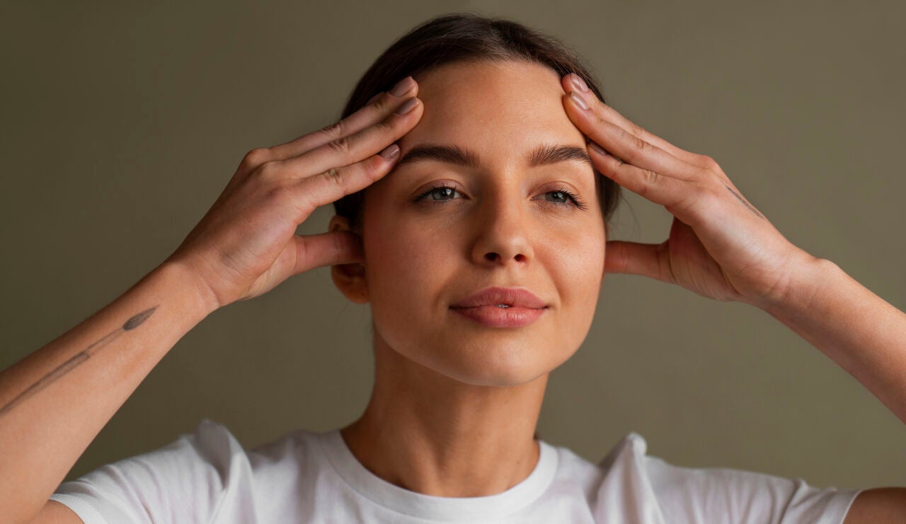 Mujer joven preocupada por las arrugas