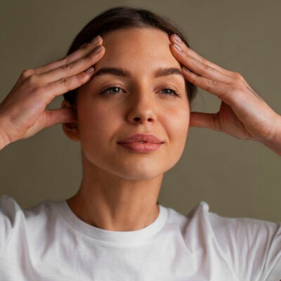 Mujer joven preocupada por las arrugas