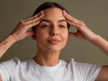 Mujer joven preocupada por las arrugas