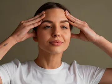 Mujer joven preocupada por las arrugas Mujer joven preocupada por las arrugas