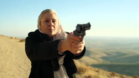 Sadakat comete su mayor locura y dispara a Alya para evitar que se case con Cihan Sadakat comete su mayor locura y dispara a Alya para evitar que se case con Cihan