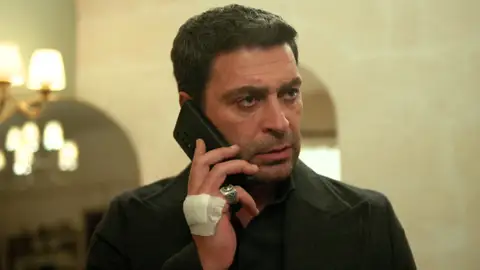 Cihan, contra las cuerdas en En tierra lejana: ¿llegará hasta Alya antes de que el consulado la proteja? Cihan, contra las cuerdas en En tierra lejana: ¿llegará hasta Alya antes de que el consulado la proteja?