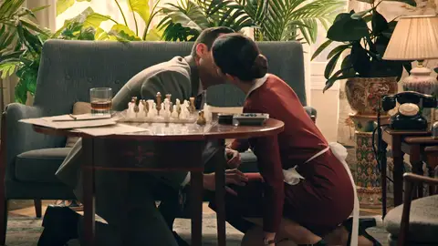 Paula y Tasio se besan sin poder remediarlo y… ¡Manuela es testigo de todo! Paula y Tasio se besan sin poder remediarlo y… ¡Manuela es testigo de todo!