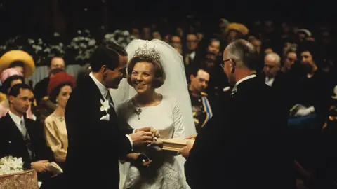 Beatriz de Holanda y Nicolás de Amsberg el día de su boda, 10 de marzo de 1966 Beatriz de Holanda y Nicolás de Amsberg el día de su boda, 10 de marzo de 1966
