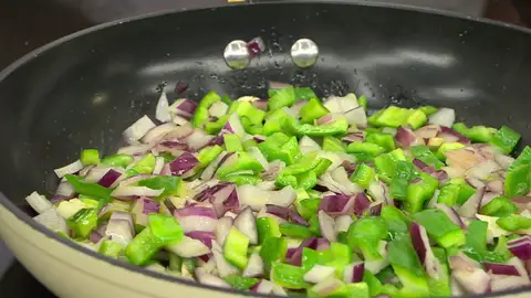 Sazona y deja pochar a fuego moderado Sazona y deja pochar a fuego moderado