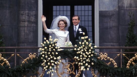 Beatriz de Holanda y Nicol&aacute;s de Amsberg el d&iacute;a de su boda, 10 de marzo de 1966