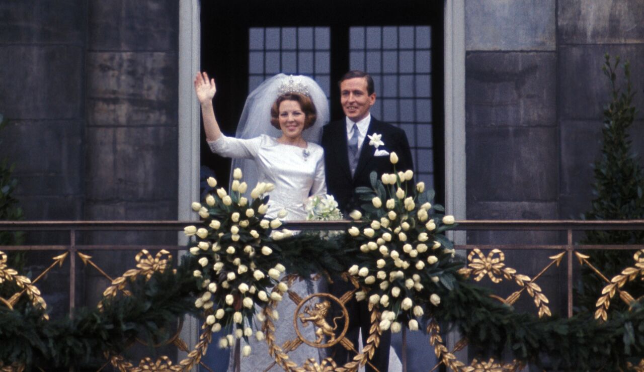 Beatriz de Holanda y Nicol&aacute;s de Amsberg el d&iacute;a de su boda, 10 de marzo de 1966