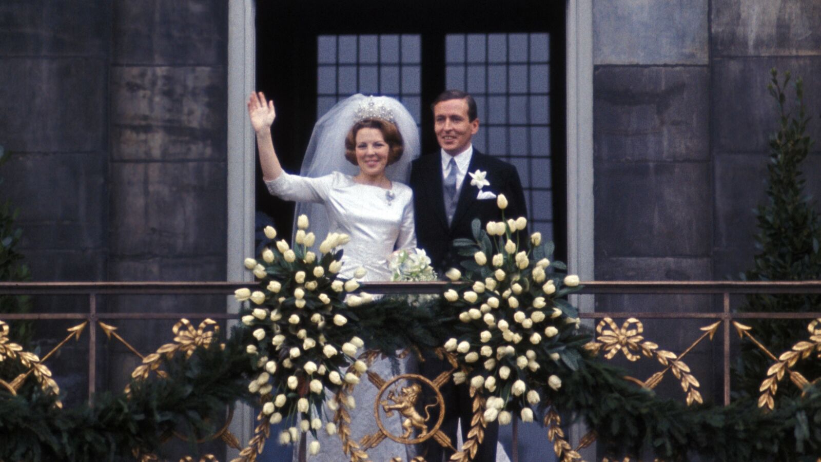 60 años de la boda de Beatriz de Holanda: un vestido de novia bordado diseñado por ella