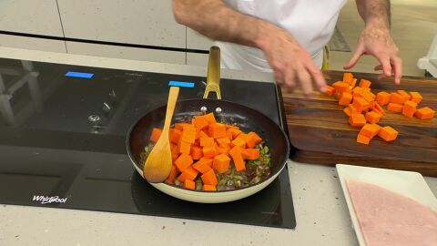 Agrégalos a la sartén y mezcla bien