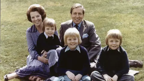 Beatriz de Holanda y Nicolás de Amsberg junto a sus tres hijos Beatriz de Holanda y Nicolás de Amsberg junto a sus tres hijos