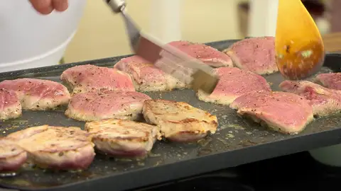 Distribuye los solomillos y mójalos por encima con un chorro de aceite Distribuye los solomillos y mójalos por encima con un chorro de aceite