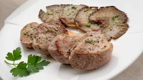 Solomillo de cerdo con setas al ajoperejil: "Esto en mi casa ha sido un manjar toda la vida" Solomillo de cerdo con setas al ajoperejil: "Esto en mi casa ha sido un manjar toda la vida"