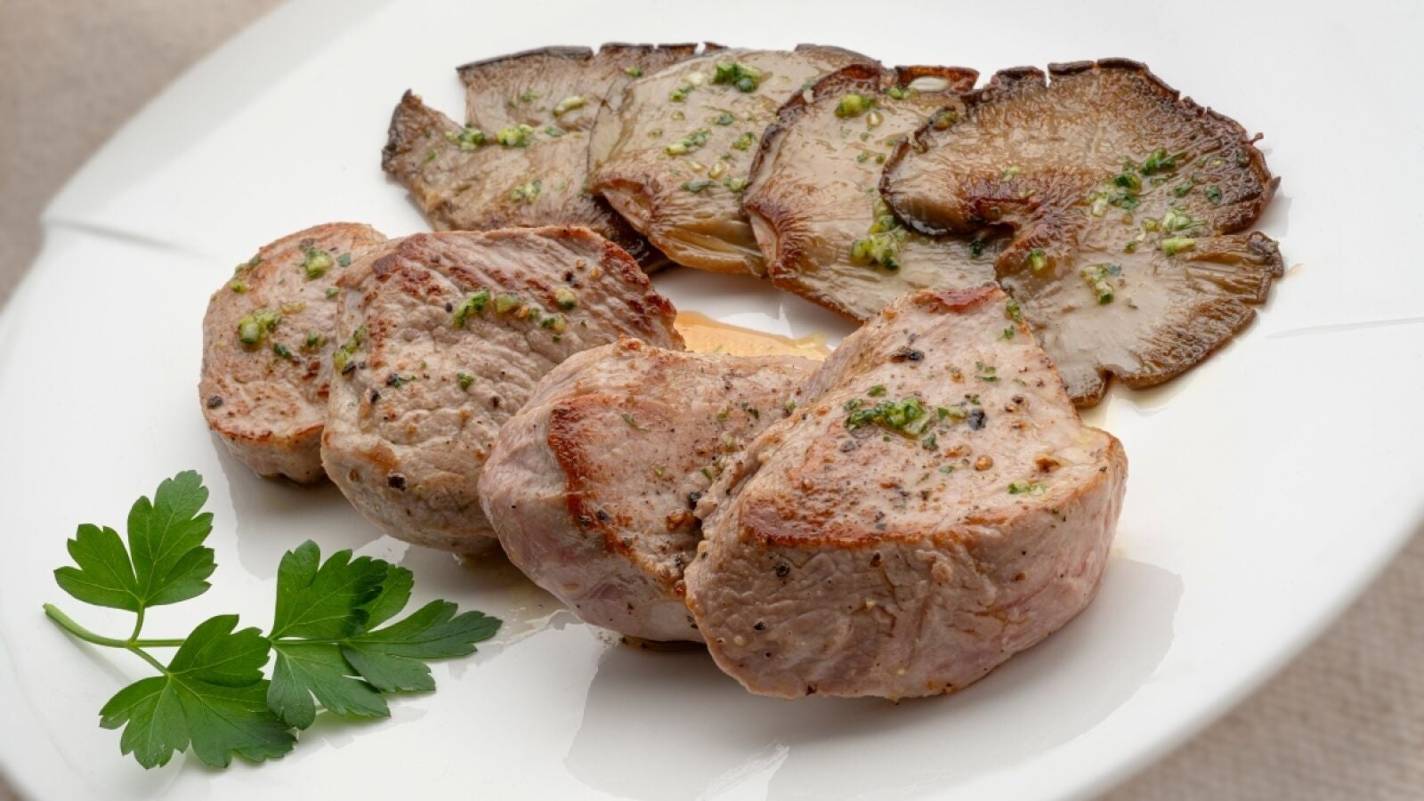 Solomillo de cerdo con setas al ajoperejil: 