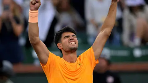 Alcaraz celebra su victoria en su debut en Indian Wells 2026 Alcaraz celebra su victoria en su debut en Indian Wells 2026