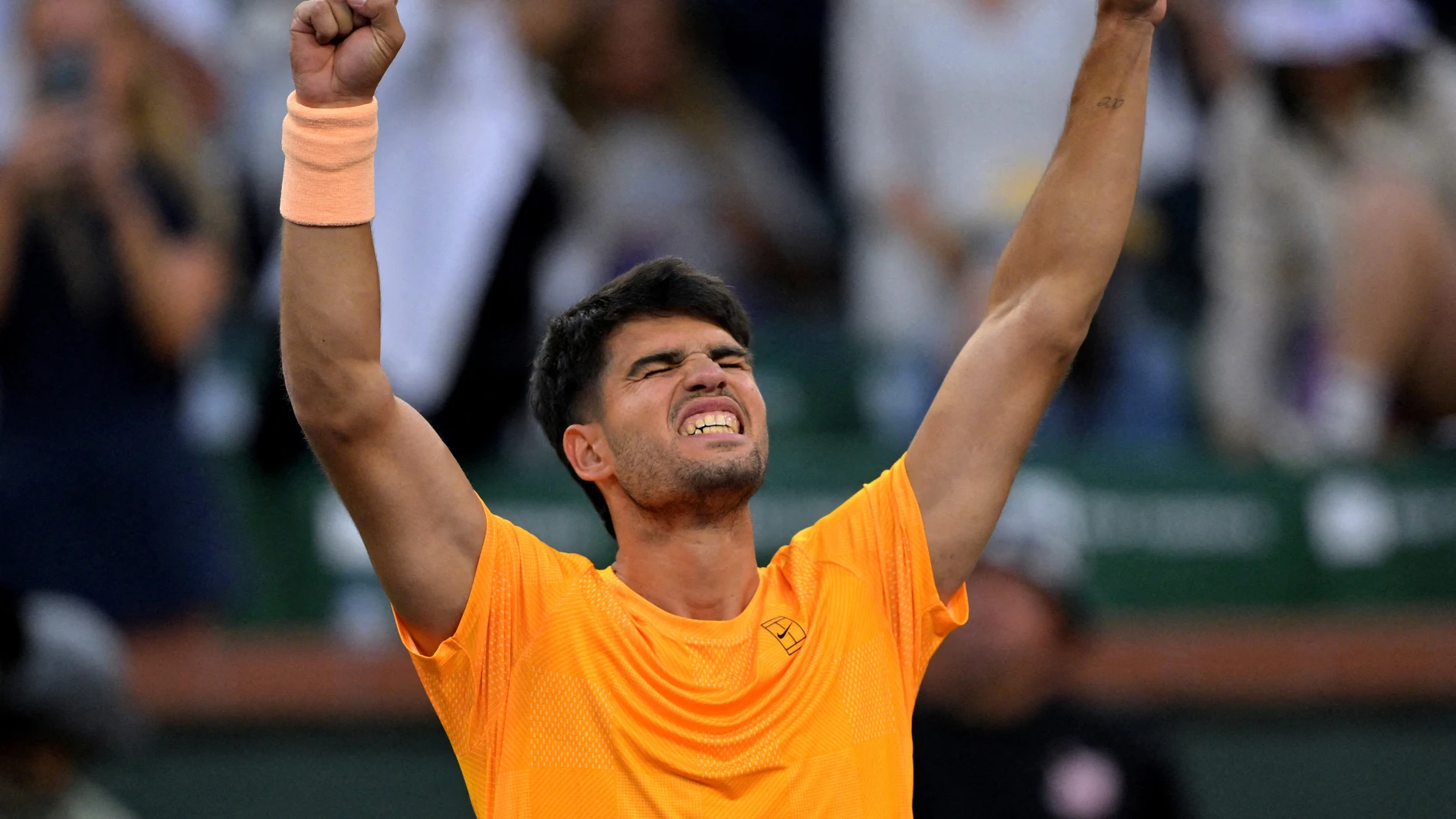 Alcaraz celebra su victoria en su debut en Indian Wells 2026 Alcaraz celebra su victoria en su debut en Indian Wells 2026