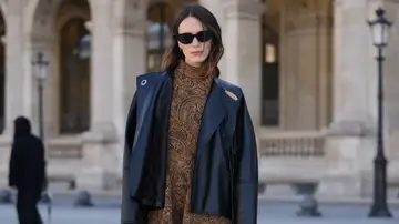 Mujer que viste con estampado paisley Mujer que viste con estampado paisley