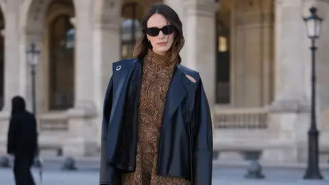 Mujer que viste con estampado paisley Mujer que viste con estampado paisley