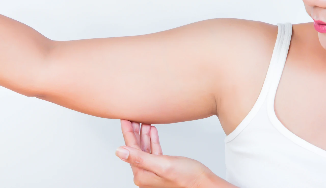 Mujer tocándose el brazo