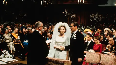 Beatriz de Holanda y Nicolás de Amsberg el día de su boda, 10 de marzo de 1966, en la iglesia de Westerkerk Beatriz de Holanda y Nicolás de Amsberg el día de su boda, 10 de marzo de 1966, en la iglesia de Westerkerk
