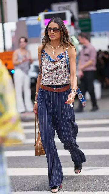 Mujer vistiendo con estampado paisley Mujer vistiendo con estampado paisley