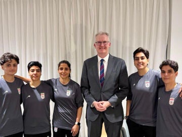 El ministro del Interior de Australia, Tony Burke, junto a las 5 futbolistas
