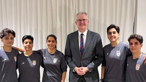 El ministro del Interior de Australia, Tony Burke, junto a las 5 futbolistas