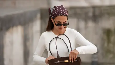 Mujer vistiendo con estampado paisley Mujer vistiendo con estampado paisley