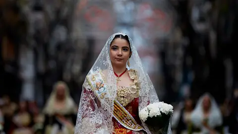 Mujer vestida con el traje de fallera Mujer vestida con el traje de fallera