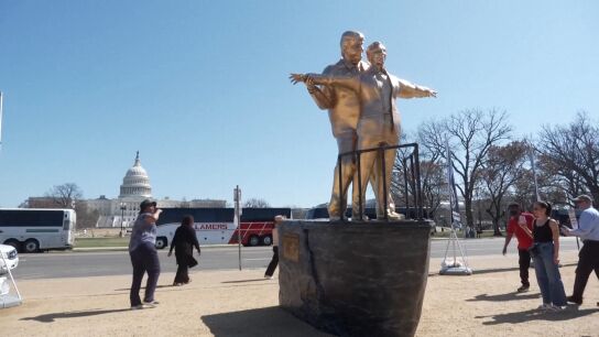 Estatua 'Rey del Mundo', sobre los v&iacute;nculos entre Trump y Epstein