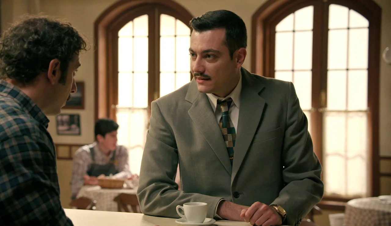 Desde que Claudia le contó a Mabel que le gusta Salva, la pequeña de los Salazar está moviendo cielo y tierra por dejarlos a solas, ¡y, por fin, hoy lo ha conseguido! Hace unos días ella misma organizó una cita junto a Salva y Claudia para ir de excursión a Toledo, pero en el momento de la verdad ha fingido tener dolor de cabeza para escabullirse y dejarlos a ellos dos solos. Aunque al principio Claudia no ha pillado la indirecta, la mirada de Mabel ha dicho más que mil palabras, y la dependienta de la tienda ha terminado por convencer al cantinero para seguir adelante con el plan sin Mabel: “Si no vamos se va a enfadar”. ¿Será esta la primera de muchas citas?