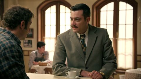 Desde que Claudia le cont&oacute; a Mabel que le gusta Salva, la peque&ntilde;a de los Salazar est&aacute; moviendo cielo y tierra por dejarlos a solas, &iexcl;y, por fin, hoy lo ha conseguido! Hace unos d&iacute;as ella misma organiz&oacute; una cita junto a Salva y Claudia para ir de excursi&oacute;n a Toledo, pero en el momento de la verdad ha fingido tener dolor de cabeza para escabullirse y dejarlos a ellos dos solos. Aunque al principio Claudia no ha pillado la indirecta, la mirada de Mabel ha dicho m&aacute;s que mil palabras, y la dependienta de la tienda ha terminado por convencer al cantinero para seguir adelante con el plan sin Mabel: &ldquo;Si no vamos se va a enfadar&rdquo;. &iquest;Ser&aacute; esta la primera de muchas citas?