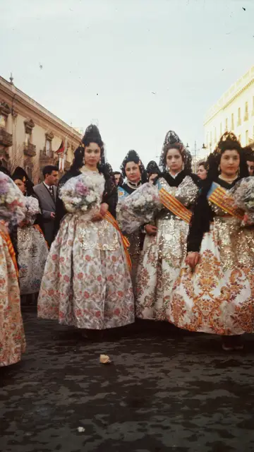 Mujeres vestidas con el traje de falleras en 1960 Mujeres vestidas con el traje de falleras en 1960