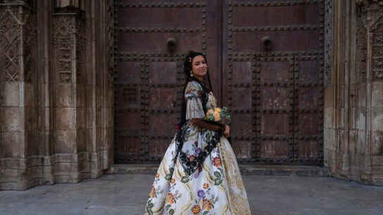 Mujer vestida con el traje de fallera