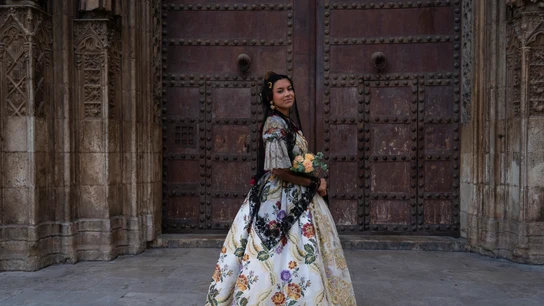 Mujer vestida con el traje de fallera Mujer vestida con el traje de fallera