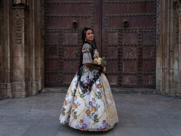 Mujer vestida con el traje de fallera