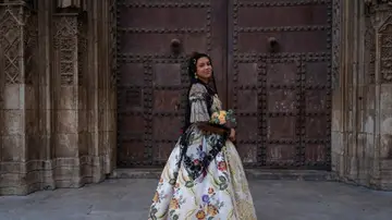 Mujer vestida con el traje de fallera Mujer vestida con el traje de fallera
