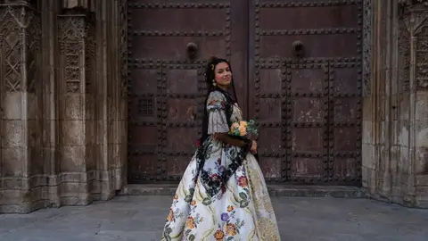 Mujer vestida con el traje de fallera Mujer vestida con el traje de fallera